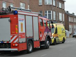 Een vrouw is in een ambulance onderzocht (Foto: Perry Roovers/SQ Vision)