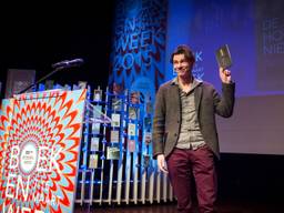 Dimitri Verhulst met het Boekenweekgeschenk (foto: ANP)