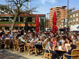 Een vol terras in Tilburg. (archieffoto Twan Spierts)