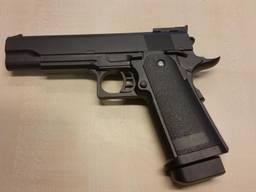 De Airsoft BB-gun die in beslag werd genomen (Bron: Politie) 