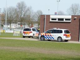 De poliite kwam vanwege de vechtpartij naar het sportpark. (Foto: Anja van Beek/FPMB)