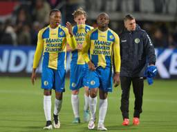 'We hebben terecht verloren', RKC-middenvelder Simon van Zeelst (midden) verlaat teleurgesteld het veld met Arsenio Valpoort en Malcolm Esajas. (foto: VI Images).