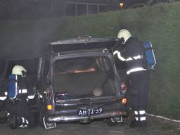 De auto brandde van binnen helemaal uit. (Marvin Doreleijers/FPMB)