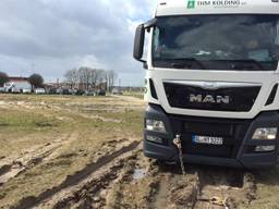 Hongerige chauffeur rijdt vrachtwagen vast bij McDonald's Eindhoven