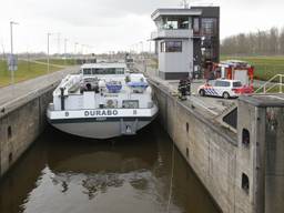 Zoektocht naar drenkeling in sluis (foto: Thymen Stolk)