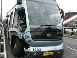 De bus is behoorlijk beschadigd. (Foto: Arno van der Linden/SQ Vision).