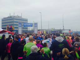 Veel deelnemers bij Eindhoven Airport Run (foto: Marjolein Bax) 