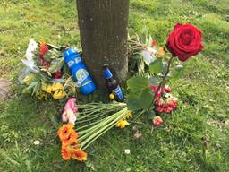 Bloemen op de plek waar Rolf Zwart werd doodgereden 