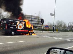 Busje vliegt in brand bij provinciehuis in Den Bosch (Foto: Tonnie Vossen)