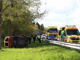 Bestelbus op zijn kant (foto: Sander van Gils / SQ Vision)