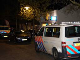 Politie ter plekke vlak na overval op cafetaria (foto: Martijn van Bijnen / FPMB)