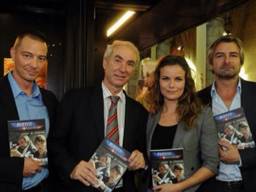 Het boek van Jim de Koning (links) werd in ontvangst genomen door oud-burgemeester Gerd Leers van Maastricht, Angela Schijf en Victor Reinier. (Foto: Twitpic Chantalvdl99).