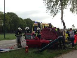 Bestuurder auto ter plekke overleden (foto: Marco van den Broek / SQ Vision)