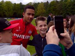 Memphis Depay gaat op de foto met een paar fans van PSV