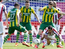 Bruno Andrade wordt tegen de grond gewerkt (foto: VI Images)