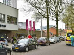 Ambulances staan bij de ROC aan de Gimbrèrelaan. (Foto: Jack Brekelmans)