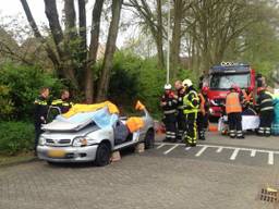 Het slachtoffer moest uit zijn auto bevrijd worden. (Jeroen Stuve/Stuve Fotografie\).