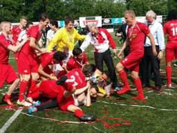 JVC Cuijk viert feest na behalen beker (foto: @jvc_cuijk / Twitter)