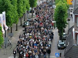 Honderden mensen lopen mee in stille tocht voor Joeri Edelijn in Uden