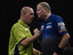 Michael van Gerwen en Raymond van Barneveld (foto: Lawrence Lustig / PDC)