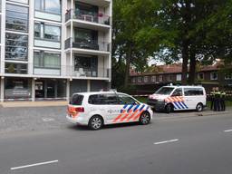 Het stoffelijk overschot lag bij een flat. (foto: Corné Sep./Mainstay Media)