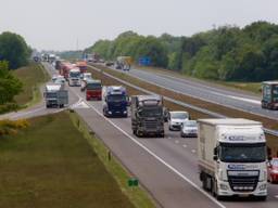 Filerijden op A67 door ongeluk (Foto: Hans van Hamersveld)