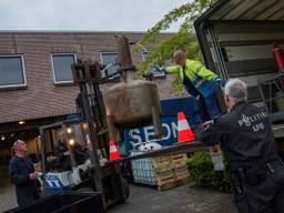 De ketels worden uit het gebouw gehaald (foto: Alexander Vingerhoeds/Obscura-foto)