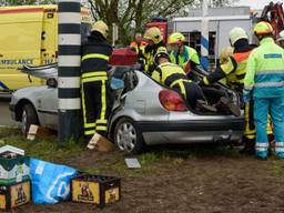 De vrouw werd door hulpverleners uit haar auto bevrijdt. (Foto: Tom van der Put/SQ Vision).