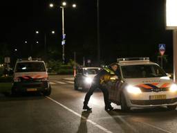 De politie deed na de aanrijding onderzoek. (Foto: Mathijs Bertens/Stuve Fotografie)