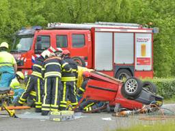 Een passagier kwam door de botsing bekneld te zitten. (Foto: Jack Brekelmans/Persburo-BMS).