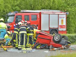 Een passagier kwam door de botsing bekneld te zitten. (Foto: Jack Brekelmans/Persburo-BMS).