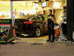 Auto rijdt winkel tankstation aan A67 bij Asten binnen