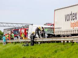Bestelbus botst tegen vrachtwagen op A67 bij Someren, bestuurder bekneld 