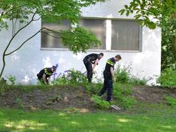 Politie doorzoekt bosjes (foto: Toby de Kort/De Kort Media)