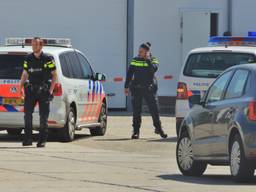 Politie op het terrein van Vriesekoop Poultryprocessing in Rosmalen (foto: AS Media) 