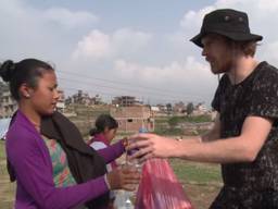 StukTV in Nepal (bron: YouTube)