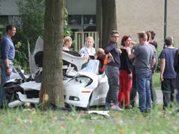 Chevrolet Corvette tegen boom in Veghel (foto: Ginopress). 