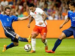 Memphis Depay ontworstelt zich van twee tegenstanders (foto: ANP)