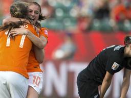 Daniëlle van de Donk omhelst Lieke Martesn na de 1-0 (Foto: ANP).