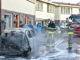 De brandweer kon de auto niet meer redden. (Foto: Toby de Kort/De Kort Media).