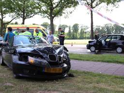 De BMW heeft flinke schade. (foto: Rob Engelaar/FotoFX)