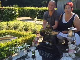 Ronnie en Gerrie Kuijten bij het graf van hun dochter (Foto: Erik Peeters)