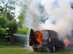 De auto ging in vlammen op. (Foto: Sander van Gils/SQ Vision).