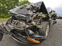 Bij het ongeluk ter hoogte van Eersel raakte een auto zwaarbeschadigd (foto: Rico Vogels).  
