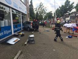 Eigenaresse winkel vindt het zielig voor vrouw die met auto Verhagen Witgoed binnenreed