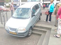 De onfortuinlijke parkeerpoging. (Foto: Ginopress)