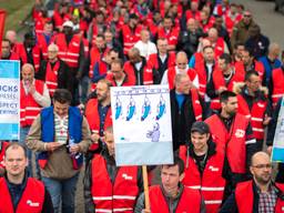 Werknemers van DAF Trucks hielden eerder een stakingsmars in Eindhoven (foto: ANP)