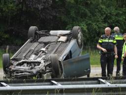 De auto ramde de vangrail en sloeg over de kop (foto Alexander Vingerhoeds/Obscura Foto)