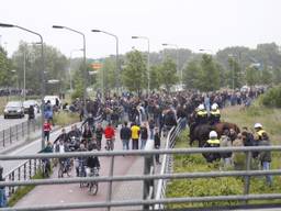 Het is onrustig buiten het NAC-stadion. (foto: Marcel van Dorst/SQvision)