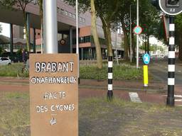 Een bord dat Pacte des Cygnes plaatste in Tilburg.